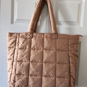 Like new. Zippered Gap quilted tote in a lovely camel colour